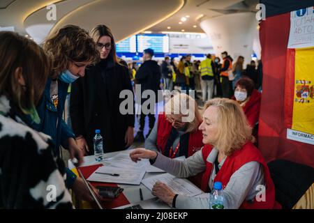 Varsavia, Polonia. 17th Mar 2022. I volontari registrano le informazioni per gli ucraini alla stazione ferroviaria centrale di Varsavia, in Polonia, il 17 marzo 2022. Credit: Ren KE/Xinhua/Alamy Live News Foto Stock