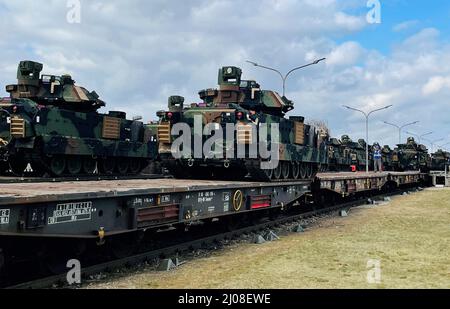 Mannheim, Germania. 16th Mar 2022. U.S. Army M2 i veicoli da combattimento per fanteria Bradley vengono caricati su una ferrovia tedesca presso il cantiere Coleman il 16 marzo 2022 a Mannheim, Germania. L'esercito degli Stati Uniti sta spostando un'intera brigata corazzata dagli stock preposizionati all'area di addestramento di Grafenwoehr mentre la NATO aumenta la sicurezza dopo l'invasione russa dell'Ucraina. Credit: Major Allan Laggui/United States Army/Alamy Live News Foto Stock