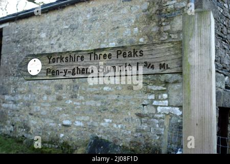 Insegne in legno a Pen-y-ghent (una delle vette dello Yorkshire 3) da Horton a Ribblesdale, Yorkshire Dales National Park, Inghilterra, Regno Unito. Foto Stock