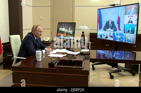 Novo-Ogaryovo, Russia. 17th Mar 2022. Il presidente russo Vladimir Putin presiede un incontro per discutere lo sviluppo socioeconomico di Crimea e Sevastopol attraverso una videoconferenza dalla residenza ufficiale di Novo-Ogaryovo, 17 marzo 2022 fuori Mosca, Russia. Credit: Mikhael Klimentyev/Kremlin Pool/Alamy Live News Foto Stock