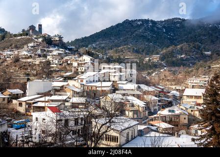 Villaggio coperto di neve di Kyperounda. Distretto di Limassol, Cipro Foto Stock