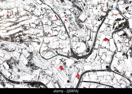 Vista dall'alto del villaggio di Kyperounta innevato. Distretto di Limassol, Cipro Foto Stock