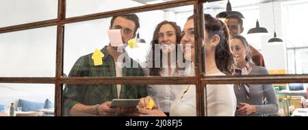 Banner orizzontale o intestazione con giovani uomini d'affari e donne che si incontrano in ufficio e utilizzare post IT note per condividere idea - condividere idee concetti con pape Foto Stock