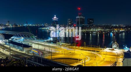 Stazione ferroviaria di Amsterdam dallo Sky Lounge di notte Foto Stock