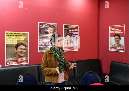 Marsiglia, Francia. 16th Mar 2022. Nathalie Arthaud è visto rispondere alla stampa prima dell'incontro. Nathalie Arthaud, candidato alle elezioni presidenziali francesi, partecipa ad un incontro a Marsiglia. Ha raccolto circa 50 persone. Rappresenta il partito trotskista Lutte Ouvriere. I sondaggi la accreditano con meno del 1 per cento dei voti al primo turno. (Foto di Laurent Coust/SOPA Images/Sipa USA) Credit: Sipa USA/Alamy Live News Foto Stock