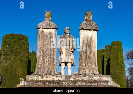 Statuen von Königin Isabella, König Ferdinand und Christopher Columbus, Promenade der Könige, Alcázar de los Reyes Cristianos a Cordoba, Andalusia, Foto Stock
