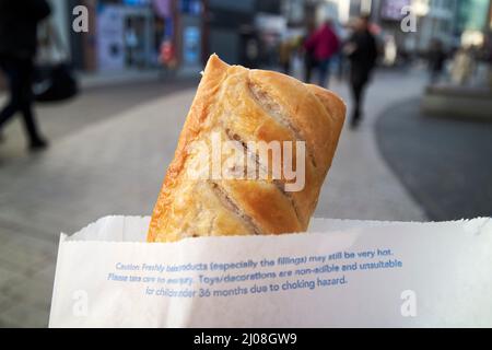 greggs sausage roll on the move liverpool, inghilterra, regno unito Foto Stock