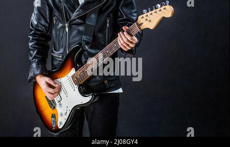Concetto di musica. Chitarra acustica. Suonare la chitarra. Musica dal vivo. Festival di musica. Strumento sul palco, banda. Chitarra elettrica, chitarrista, musicista rock Foto Stock