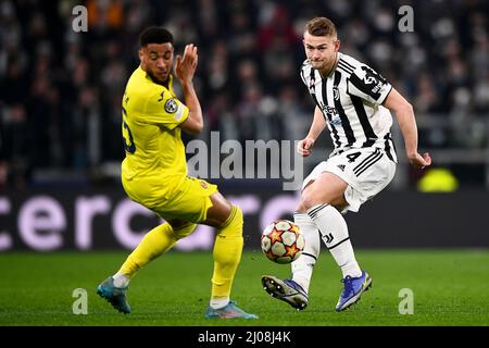 Torino, Italia. 16 marzo 2022. Matthijs de ligt della Juventus FC compete per la palla con Araut Danjuma della Villarreal CF durante il round della UEFA Champions League di sedici partite di calcio di seconda gamba tra Juventus FC e Villarreal CF. Credit: Nicolò campo/Alamy Live News Foto Stock