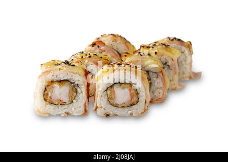 sushi roll con gamberi fritti, pancetta, sesamo. Isolato su sfondo bianco Foto Stock