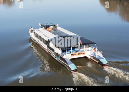 Un Clipper Uber Boat Thames che arriva al molo di Putney, Putney, Londra sud-occidentale, Inghilterra, Regno Unito Foto Stock