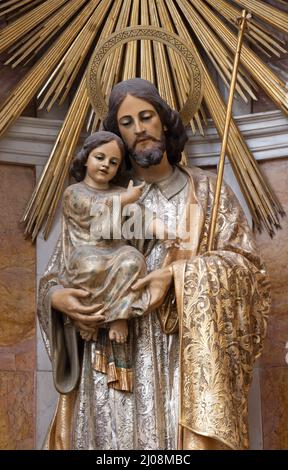 VALENCIA, SPAGNA - 14 FEBBRAIO 2022: La statua policroma scolpita di San Giuseppe nella Cattedrale - Basilica dell'Assunzione di nostra Signora Foto Stock