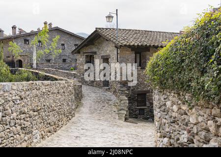 Splendida vista sulla vecchia strada in pietra con le case tradizionali nel borgo medievale di Beget, Catalogna Spagna Foto Stock