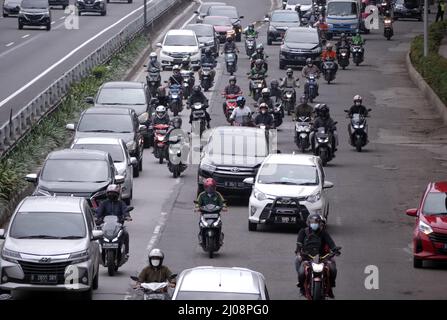 Giacarta, Indonesia - 7 marzo 2022: Traffico su autostrade dominate da motociclette Foto Stock