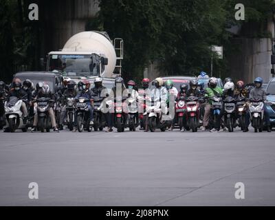 Giacarta, Indonesia - 7 marzo 2022: Traffico su autostrade dominate da motociclette Foto Stock