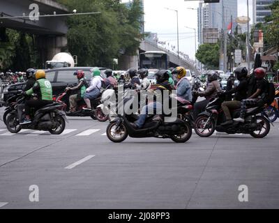 Giacarta, Indonesia - 7 marzo 2022: Traffico su autostrade dominate da motociclette Foto Stock