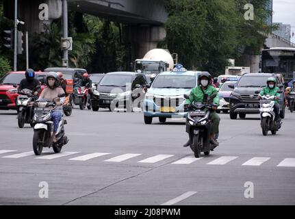 Giacarta, Indonesia - 7 marzo 2022: Traffico su autostrade dominate da motociclette Foto Stock