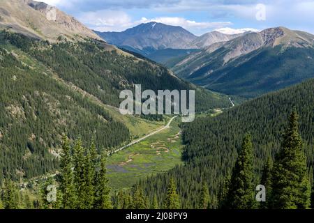 La Plata Peak - Vista estiva dell'autostrada 82 che si snoda nella Lake Creek Valley alla base del la Plata Peak, vista dalla cima dell'Independence Pass, CO, USA. Foto Stock