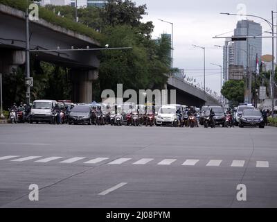 Giacarta, Indonesia - 7 marzo 2022: Traffico su autostrade dominate da motociclette Foto Stock