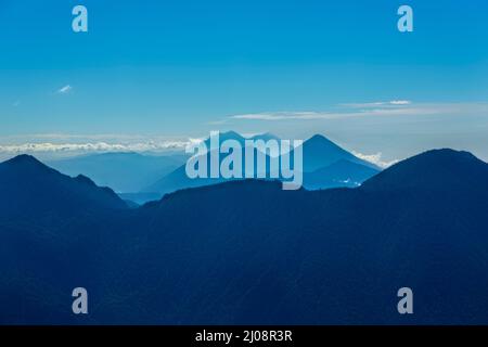 Vista della catena dei vulcani: Fuego, Acatenango, Atitlan, San Pedro, e Toliman, Visto dal vulcano di Santa Maria, Quetzaltenango, Guatemala Foto Stock