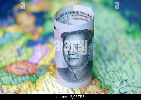 Yuan cinese sulla mappa di Cina e Russia. Concetto di cooperazione economica tra Pechino e Mosca, commercio e sostegno Foto Stock