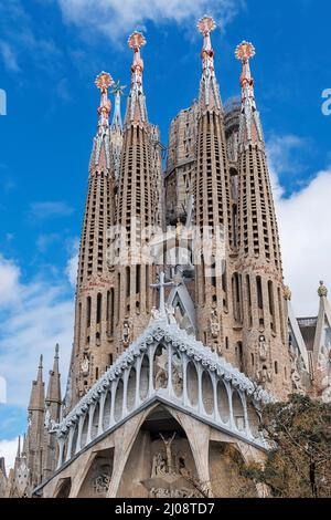 BASILICA I TEMPIO EXPIATORI DE LA SAGRADA FAMILIA BARCELLONA SPAGNA VISTA DELLA FACCIATA PASSIONE Foto Stock