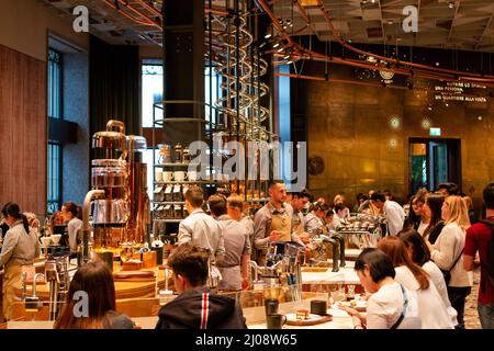 Milano, Italia. 03rd Ott 2019. I clienti si allineano per ordinare bevande presso la Starbucks Reserve di Milano il 3 ottobre 2018. Starbucks ha aperto la sua prima sede italiana sotto forma di grande roady della Starbucks Reserve, una delle sei al mondo, nel settembre 2018. Si trova in Piazza Cordusio a Milano. (Foto di Alexander Pohl/Sipa USA) Credit: Sipa USA/Alamy Live News Foto Stock