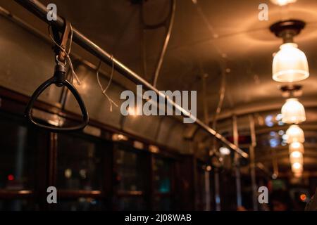 Milano, Italia. 06th Ott 2019. Il robusto sistema di trasporto pubblico di Milano comprende ancora molti tram classici introdotti per la prima volta nel 1920s, noti come 'tipo 1928' o 'ATM Classe 1500'. Mantengono un classico stile esterno e interno con le loro lampade in vetro e panche in legno. Questo tram è mostrato il 6 ottobre 2018. (Foto di Alexander Pohl/Sipa USA) Credit: Sipa USA/Alamy Live News Foto Stock