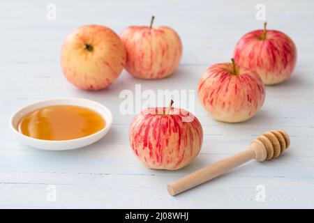 Mele e miele su sfondo ligneo per il nuovo anno ebraico rosh hashanah Foto Stock