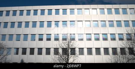 Facciata di un moderno edificio di uffici con file di finestre Foto Stock