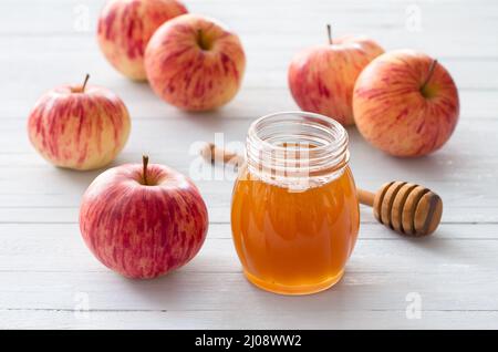 Mele e miele su sfondo ligneo per il nuovo anno ebraico rosh hashanah Foto Stock