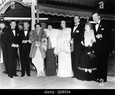 HERBERT MARSHALL RONALD COLMAM sua moglie BENITA HUME LEE RUSSELL BASIL RATHBONE e sua moglie OUIDA RATHBONE e JOHN LODER alla Hollywood Premiere di Greer Garson e Walter Pidgeon in MRS. MINIVER diretto da William Wyler al Carthay Circle Theatre di Los Angeles il 22nd luglio 1942 Pubblicità per Metro Goldwyn Mayer Foto Stock