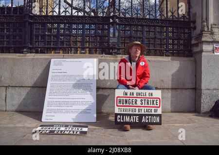 Londra, Regno Unito. 17th marzo 2022. Un uomo di nome Angus Rose ha iniziato uno sciopero della fame al di fuori del Parlamento del Regno Unito per esercitare pressioni sul governo affinché intervenga sul cambiamento climatico. Secondo il manifestante, il primo Ministro ha ricevuto nel 2020 un briefing segreto dal Chief Scientific Advisor sui rischi e le soluzioni alla crisi climatica, e chiede al PM di rendere pubblico questo briefing. Credit: Vuk Valcic/Alamy Live News Foto Stock