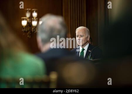 Washington DC, Stati Uniti. 17th Mar 2022. Il presidente degli Stati Uniti Joe Biden ascolta durante l'annuale pranzo Friends of Ireland presso il Campidoglio degli Stati Uniti a Washington, DC giovedì 17 marzo 2022. Foto di al Drago/UPI Credit: UPI/Alamy Live News Foto Stock