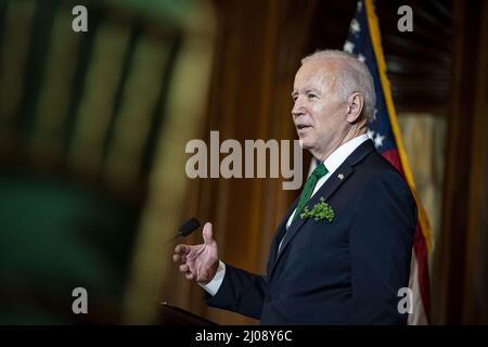 Washington DC, Stati Uniti. 17th Mar 2022. Il presidente degli Stati Uniti Joe Biden parla durante l'annuale pranzo Friends of Ireland presso il Campidoglio degli Stati Uniti a Washington, DC giovedì 17 marzo 2022. Foto di al Drago/UPI Credit: UPI/Alamy Live News Foto Stock