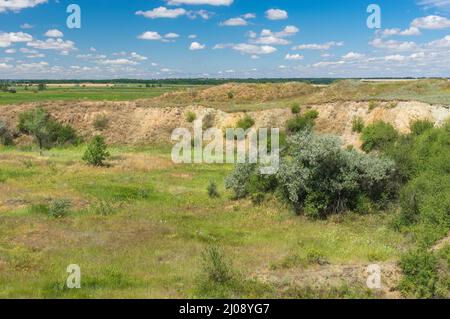 Paesaggio estivo con cratere di vulcano estinto, situato vicino al piccolo fiume Sura nel villaggio di Apollonivka, Ucraina centrale Foto Stock