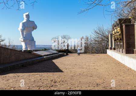 SVYATOGORSK, UCRAINA - 31 OTTOBRE 2021: Questo è il memoriale della Grande Guerra Patriottica e un monumento al rivoluzionario Artem in autunno. Foto Stock