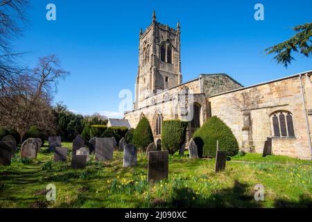 Primavera presso la chiesa di St Bartolomeo al castello di Elvaston nel Derbyshire, Inghilterra, Regno Unito Foto Stock