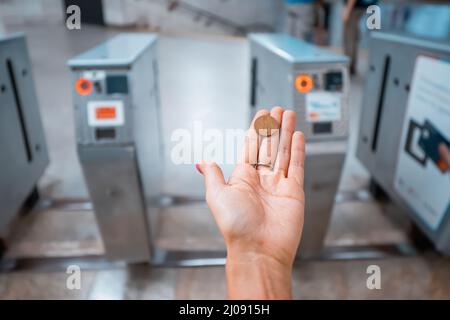10 luglio 2021, Novosibirsk, Russia: Token della metropolitana al sistema di accesso della metropolitana Foto Stock