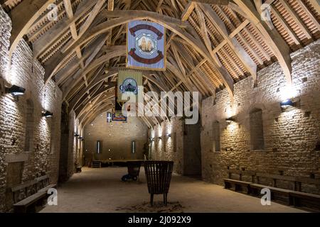 Regno Unito, Inghilterra, Somerset, villaggio di Pilton. 12th secolo Tithe Barn è stato restaurato da Michael Evis di Worthy Farm & Glastonbury Festival. Foto Stock