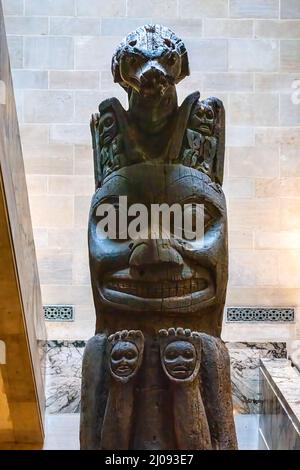 Vecchio polo totem in legno nel Royal Ontario Museum (ROM) a Toronto, Canada-16 marzo 2022 Foto Stock