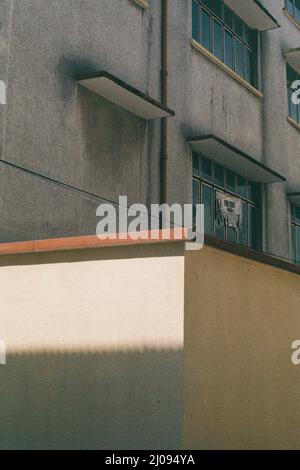 Foto verticale di un vecchio edificio residenziale Foto Stock
