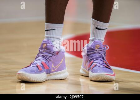 Belgrado, Serbia, 16th marzo 2022. Le scarpe di Assemblian Moulare di Boulogne Metropolitans 92 durante la partita di pallacanestro Eurocup tra Partizan NIS Belgrade e Boulogne Metropolitans 92 a Belgrado, Serbia. Marzo 16, 2022. Credit: Nikola Krstic/Alamy Foto Stock