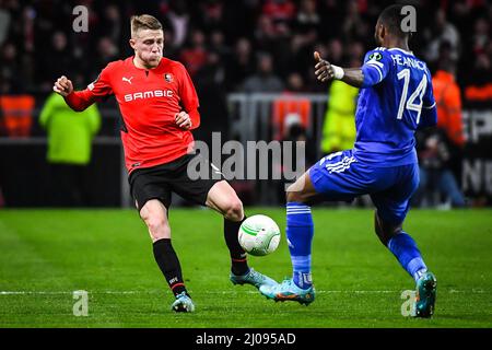 Rennes, Francia. 17th Mar 2022. Adrien TRUFFERT di Rennes durante la UEFA Conference League, Round of 16, partita di calcio a 2nd gambe tra Stade Rennais (Rennes) e Leicester City il 17 marzo 2022 al Roazhon Park di Rennes, Francia - Foto Matthieu Mirville / DPPI Credit: DPPI Media / Alamy Live News Foto Stock