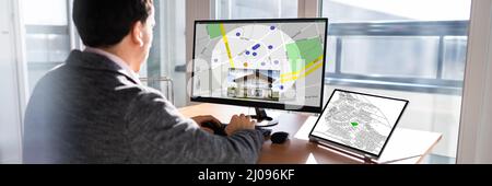 Businessperson analisi Cadastre Mappa su computer in Ufficio Foto Stock