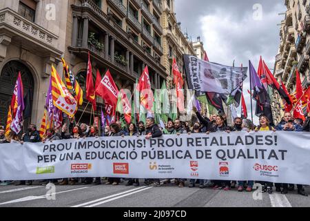 Barcellona, Spagna. 17th Mar 2022. I manifestanti che hanno in mano un banner marciano attraverso Via Laietana durante la manifestazione. Gli insegnanti catalani hanno preso le strade in una dimostrazione per il terzo giorno consecutivo contro la modifica del modello educativo proposto dal Dipartimento dell'Istruzione senza raggiungere un consenso con i sindacati e gli operatori dell'istruzione. Credit: SOPA Images Limited/Alamy Live News Foto Stock