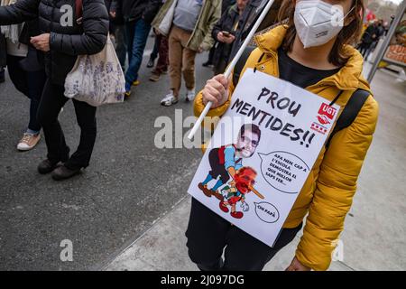 Barcellona, Spagna. 17th Mar 2022. Durante la dimostrazione si vede un manifestante che indossa una targhetta sul petto. Gli insegnanti catalani hanno preso le strade in una dimostrazione per il terzo giorno consecutivo contro la modifica del modello educativo proposto dal Dipartimento dell'Istruzione senza raggiungere un consenso con i sindacati e gli operatori dell'istruzione. Credit: SOPA Images Limited/Alamy Live News Foto Stock