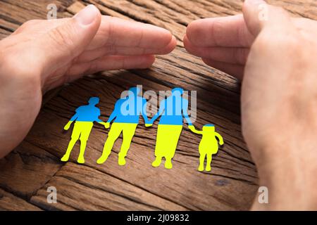 Protezione e sicurezza della famiglia dei rifugiati ucraini. Protezione dei bambini Foto Stock