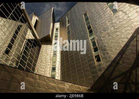 Facciate in acciaio presso il centro fieristico e congressuale di Malaga Foto Stock