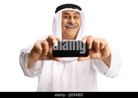 Uomo arabo maturo sorridente che scatta una foto con uno smartphone isolato su sfondo bianco Foto Stock